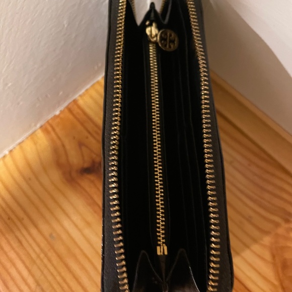 Tory Burch Embossed Patent Leather Wallet Black - Picture 2 of 5